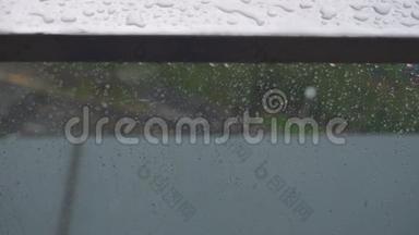 雨滴在雨天不锈钢阳台栏杆上，雨滴在露台上