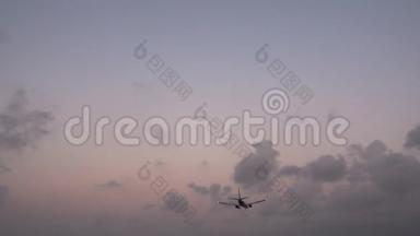 黄昏时分，喷气式飞机逆天降落，后景