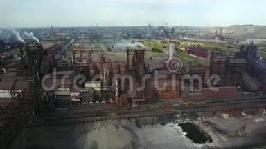 从靠近海洋的冶金厂看到空气、<strong>大气</strong>和河水污染的工业化城市上空