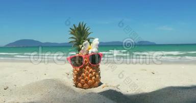 在热带海滩上，菠萝在炎热的夏季阳光下，戴上太阳镜，在热带异国海岸上拍摄一幅水果特写。