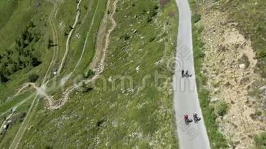 一个登山者在瑞士骑着一条美丽的小径的空中视频。 这段视频是在Verbier附近拍摄的。