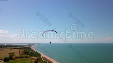 空中观景台。 <strong>滑翔伞</strong>飞越海岸线。 <strong>滑翔伞</strong>的翅膀被风吹动。 一排大海和