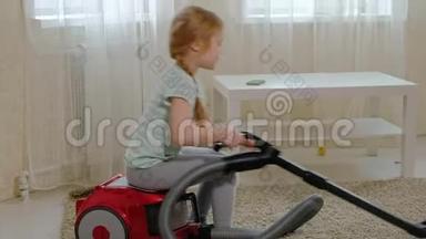 一个金发的小女孩坐在吸尘器上打扫卫生，带来秩序和清洁，帮助妈妈