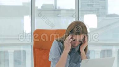 年轻漂亮的女商人在办公室里头痛，看上去很累。