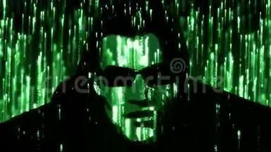 带有发光绿色代码的黑客