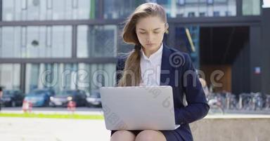 <strong>专心</strong>致志的女人穿着正式的笔记本电脑