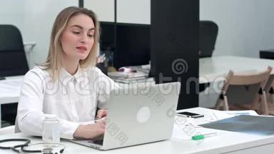 女医务工作者展示<strong>如何</strong>通过笔记本电脑视频通话检查手腕脉搏