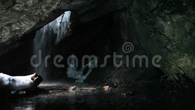 洞穴瀑布冬季