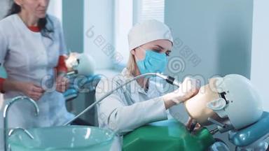 牙科学生或卫生员做假人