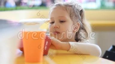 小女孩在咖啡馆里吃<strong>金块</strong>。 吃快餐的婴儿画像