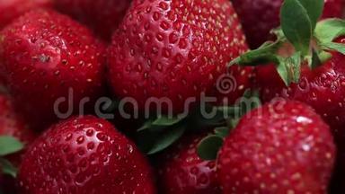 红色有机成熟草莓.. 绿色背景上的草莓。 最好的红色草莓背景。 新鲜草莓。