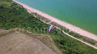 空中观景台。 滑翔伞飞越海岸线。 滑翔伞的翅膀<strong>被风吹动</strong>。 一排大海和