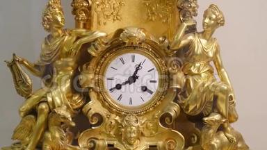 古老的古董黄铜钟摆钟。 老式金表