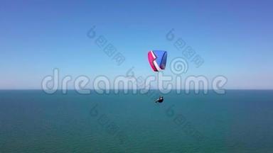空中观景台。 <strong>滑翔伞</strong>飞越海岸线。 <strong>滑翔伞</strong>的翅膀被风吹动。 一排大海和