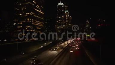 洛杉矶市中心的城市交通高峰时间在晚上。 4K