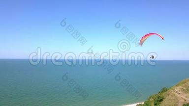 空中观景台。 滑翔伞飞越海岸线。 滑翔伞的翅膀被风吹动。 一排大海和
