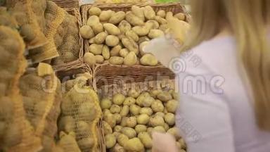 一个女人在超市的<strong>蔬菜货架</strong>上买<strong>蔬菜</strong>，土豆