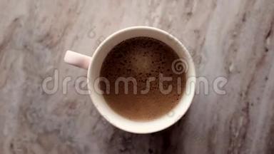早晨的咖啡杯，牛奶放在大理石石板上，热饮放在桌子上，上面的食物图片和食谱
