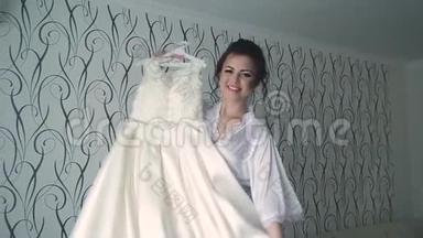 年轻美丽的新娘正在为婚礼做准备，穿着婚纱旋转着