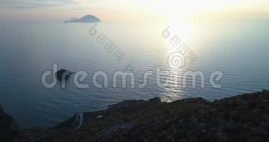 在日落或日出时发现与远岛的地中海海景。 自然户外旅行