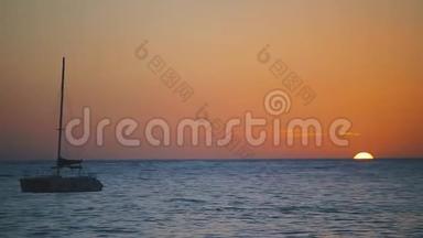 夏日夕阳西下的海景，宁静的沙滩海浪带着小船在天边航行..