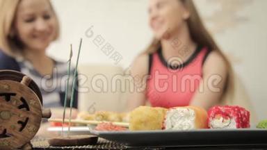 两个女朋友在餐馆吃<strong>饭</strong>时互相<strong>喂饭</strong>，用筷子吃面包