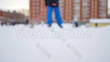冰球运动员在溜冰鞋上以低角度滑向摄像机，然后把冰切成粉末