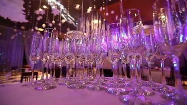 餐厅大厅自助餐桌上的香槟空杯、自助餐桌、餐厅内部、酒杯。