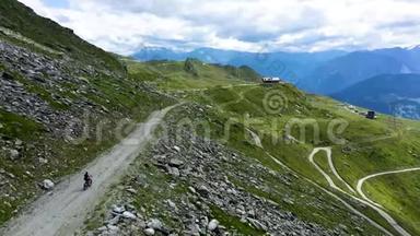 一个登山者在瑞士骑着一<strong>条</strong>美丽的小径的空中<strong>视频</strong>。 这段<strong>视频</strong>是在Verbier附近拍摄的。