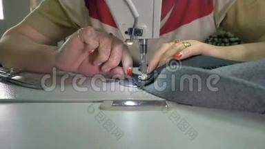 裁缝缝纫和裁剪织物。