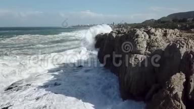 波浪冲破岩石海岸线