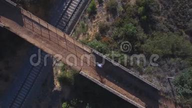 桥上和铁路上山地自行车骑行者的俯视图