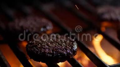 在烤架上用火苗，慢动作，把汉堡肉夹肉切好