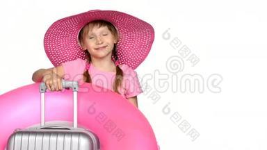 小女孩游客带着旅行箱出现拇指标志