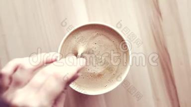 早晨的咖啡杯，牛奶放在大理石石板上，热饮放在桌子上，上面的食物图片和食谱