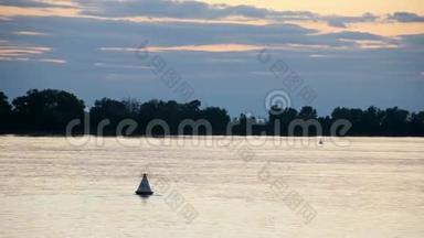 日落时的河流景观。 录像来自飞船。 一群鸟飞过水面。 天空和云彩