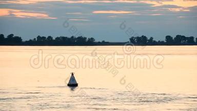 日落时的河流景观。 录像来自飞船。 一群<strong>鸟飞过</strong>水面。 <strong>天空</strong>和云彩