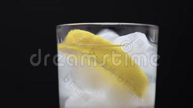 <strong>一杯</strong>加冰和柠檬片的黑色杯子，里面倒着自制的<strong>柠檬水</strong>