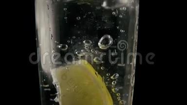 汽水里倒了一片柠檬. 慢节奏