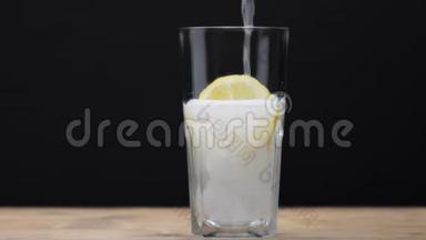 一杯加冰和柠檬片的黑色杯子，里面倒着自制的柠檬水