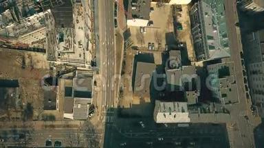 城市建筑工地吊车航拍，俯视图.. 4K视频