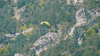黄色滑翔伞在<strong>绿油油</strong>的克里米亚山脉背景下飞翔