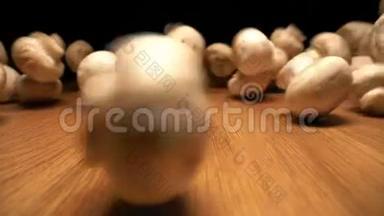 <strong>全场</strong>蘑菇在木地板上滚动，颜色温暖。 慢镜头
