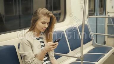 <strong>地铁</strong>列车<strong>上</strong>一位微笑可爱的女孩在手机<strong>上</strong>打字留言的肖像，一位金发女学生与