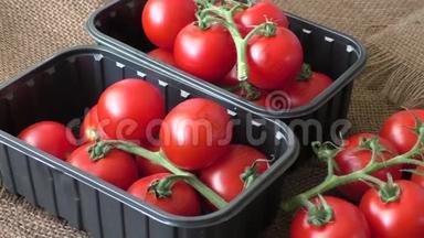 棕色背景塑料容器中的樱桃番茄