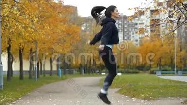 女人双脚跳跃，在公园里用跳绳。