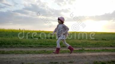 小女孩沿着田间道<strong>奔跑</strong>，<strong>奔跑</strong>的孩子，快乐的孩子在城外玩耍，健康的童年，干净的童年