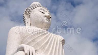 白色大佛寺。云彩在坐着的雕像上空飞舞。4K延时。泰国普吉岛。