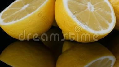 黑色镜面上的大鲜黄色柠檬，黑色背景，<strong>近景</strong>。