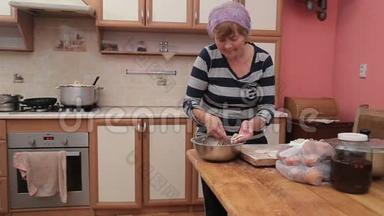 女人准备瓦雷尼基或<strong>饺子皮</strong>耶罗吉在木绳煮。 烹饪传统乌克兰菜